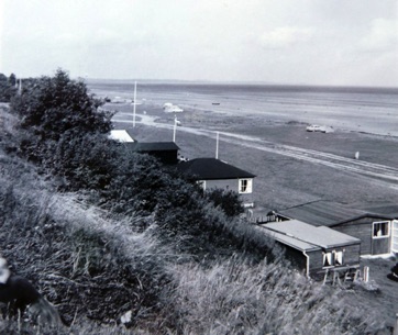VED STRANDEN 10 og 12, ERIK og SWELL - LYSTRUP STRAND, set fra Over Stranden i 1950erne.jpg